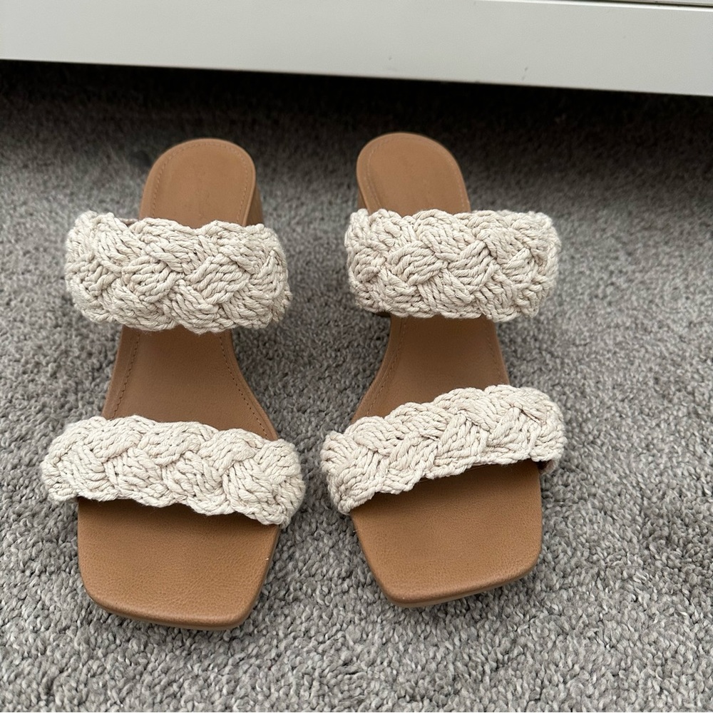 Universal Thread chunk heels
